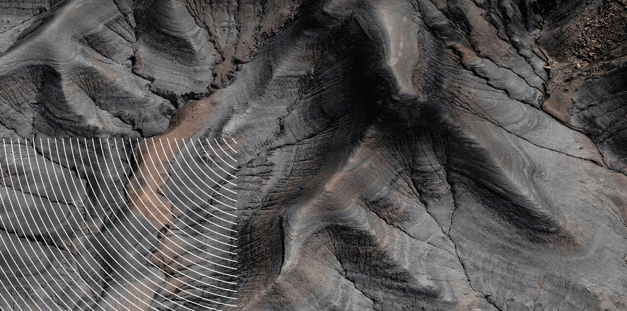 Abstrakte Makroaufnahme von Felsen als Drohnenbild