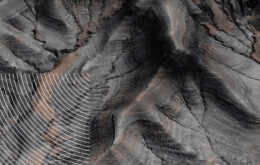 Abstrakte Makroaufnahme von Felsen als Drohnenbild